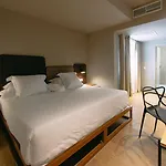 One Shot Colon Hotel